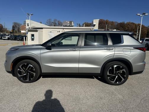 2023 Mitsubishi Outlander PHEV SE