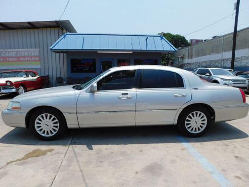 2005 Lincoln Town Car Signature