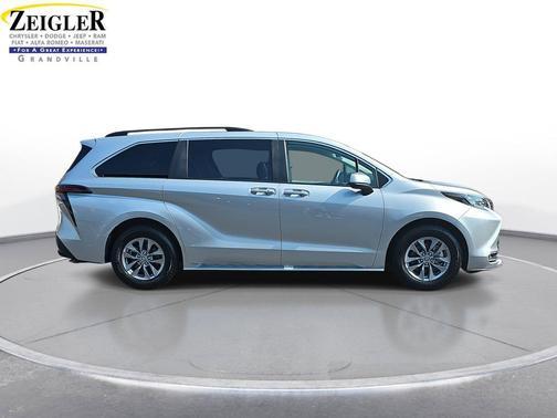 2024 Toyota Sienna XLE