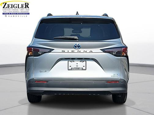 2024 Toyota Sienna XLE