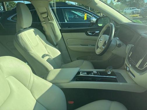 2024 Volvo XC60 B5 Plus Dark Theme