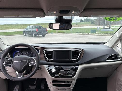 2023 Chrysler Voyager LX