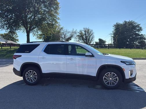 2022 Chevrolet Traverse LT Cloth