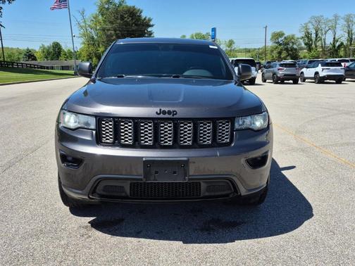 Granite Crystal Clearcoat Metallic 2018 Jeep Grand Cherokee Altitude