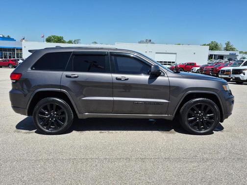 Granite Crystal Clearcoat Metallic 2018 Jeep Grand Cherokee Altitude
