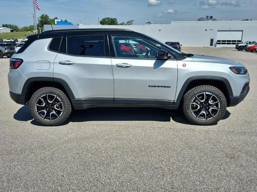 Silver Zynith 2026 Jeep Compass Trailhawk