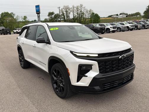 Iridescent Pearl Tricoat 2025 Chevrolet Traverse RS