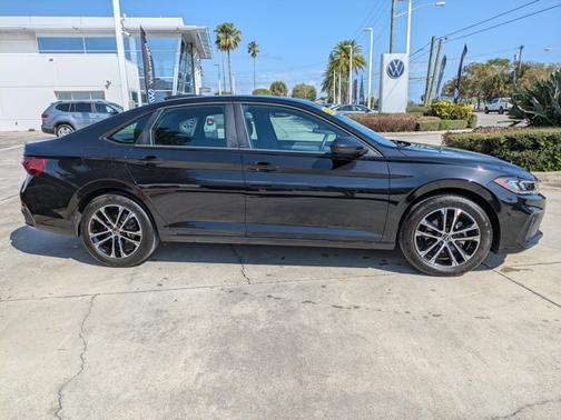 Deep Black Pearl Effect 2025 Volkswagen Jetta 1.5T Sport