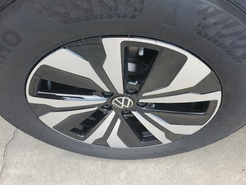 2025 Volkswagen Atlas 2.0T SE