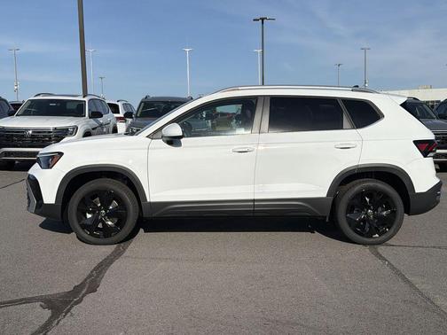 Pure White 2026 Volkswagen Taos SE