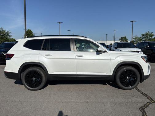 White Pearl 2026 Volkswagen Atlas 2.0T SE w/Technology