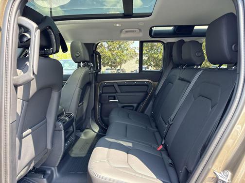 2025 Land Rover Defender 110 P300