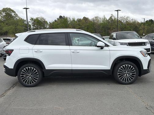 Pure White 2026 Volkswagen Taos SE