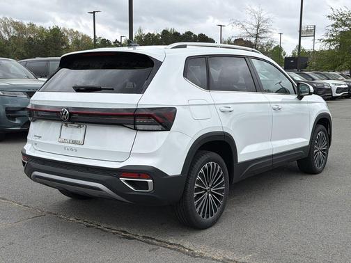 Pure White 2026 Volkswagen Taos SE