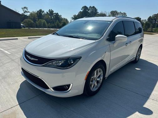 Bright White Clearcoat 2018 Chrysler Pacifica Touring-L