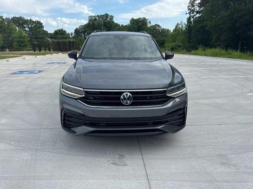 Platinum Gray Metallic 2023 Volkswagen Tiguan 2.0T SE R-Line Black