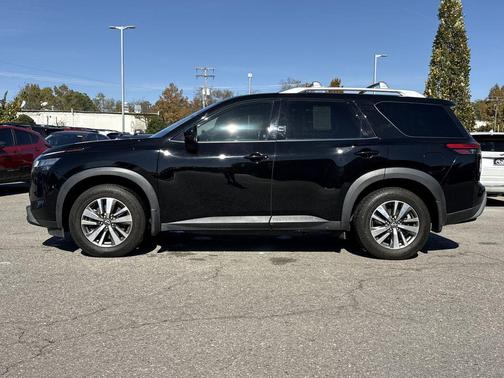 2022 Nissan Pathfinder SL 2WD