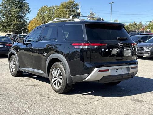 2022 Nissan Pathfinder SL 2WD
