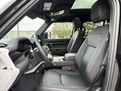 2025 Land Rover Defender 110 P300