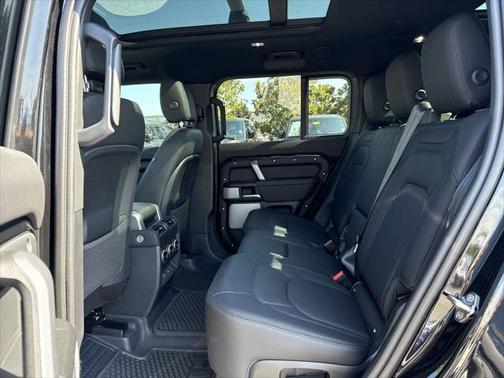 2024 Land Rover Defender 130 P400 Outbound