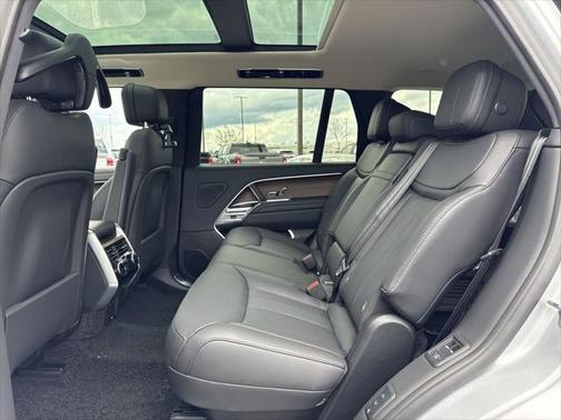 2025 Land Rover Range Rover P400 SE 7 Seat