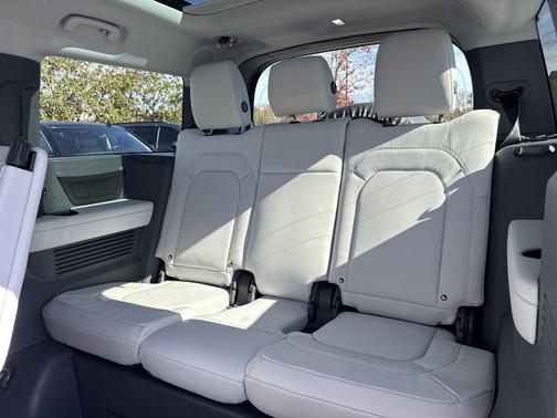 2026 Land Rover Defender X-Dynamic SE