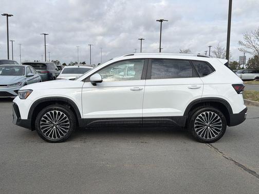 Pure White 2026 Volkswagen Taos SE