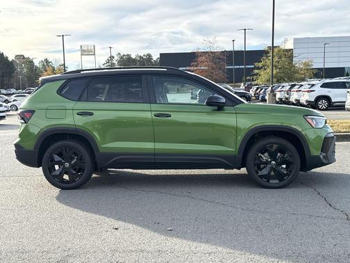 2026 Volkswagen Taos SE Black