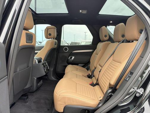 Santorini Black Metallic 2024 Land Rover Discovery P360 Dynamic SE