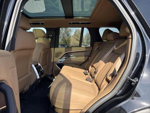 2025 Land Rover Range Rover P550e SE