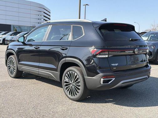 Deep Black Pearl 2026 Volkswagen Taos SE