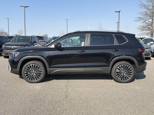 Deep Black Pearl 2026 Volkswagen Taos SE