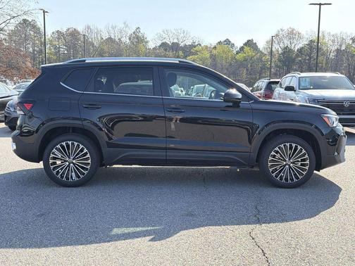 Deep Black Pearl 2026 Volkswagen Taos SE