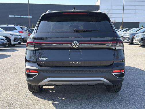 Deep Black Pearl 2026 Volkswagen Taos SE