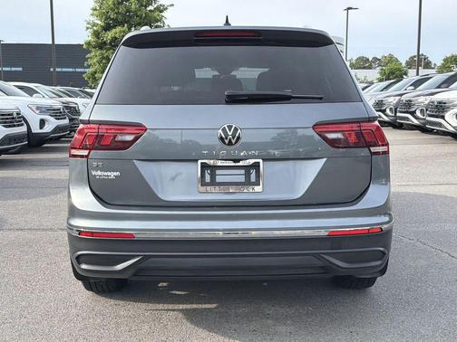 Platinum Gray Metallic 2023 Volkswagen Tiguan 2.0T SE