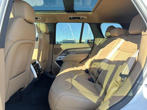 White Pearl 2026 Land Rover Range Rover P400 SE