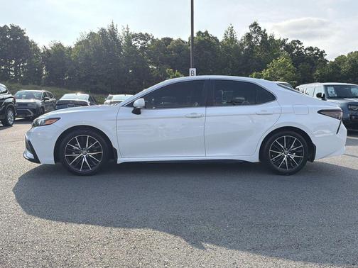 White 2022 Toyota Camry SE