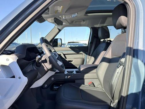 2025 Land Rover Defender 110 P300