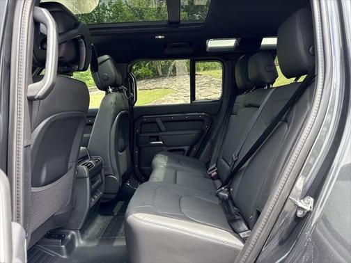 2025 Land Rover Defender 110 P400 X-Dynamic SE