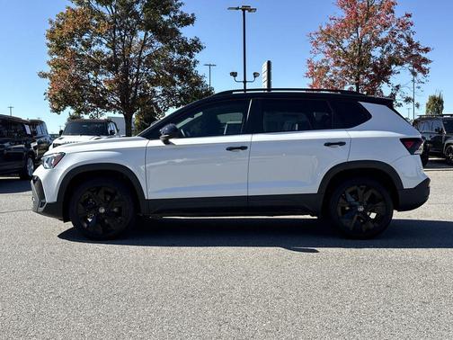 2025 Volkswagen Taos 1.5T SE Black