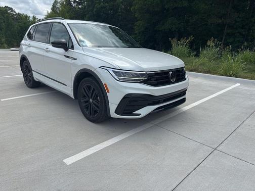 White 2022 Volkswagen Tiguan 2.0T SE R-Line Black