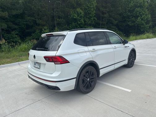 White 2022 Volkswagen Tiguan 2.0T SE R-Line Black