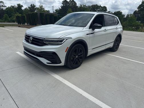 White 2022 Volkswagen Tiguan 2.0T SE R-Line Black
