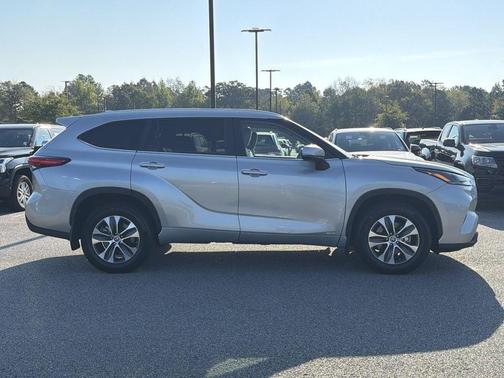 Celestial Silver Metallic 2023 Toyota Highlander Hybrid XLE