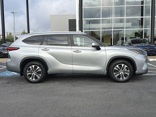 Celestial Silver Metallic 2023 Toyota Highlander Hybrid XLE