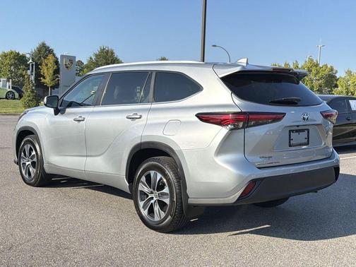 Celestial Silver Metallic 2023 Toyota Highlander Hybrid XLE
