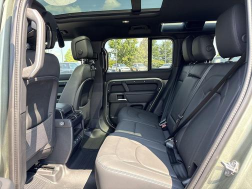 2025 Land Rover Defender 110 P400 X-Dynamic SE