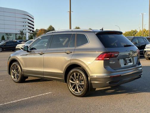 Platinum Gray Metallic 2024 Volkswagen Tiguan 2.0T SE