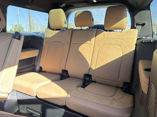 Fuji White 2026 Land Rover Defender P400 X-Dynamic SE