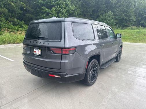 Baltic Gray Metallic Clearcoat 2023 Jeep Wagoneer Series II Carbide 4x4